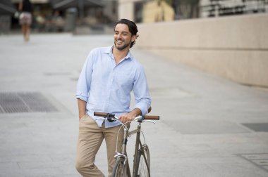 şehirde vintage bisiklet ile mutlu adam