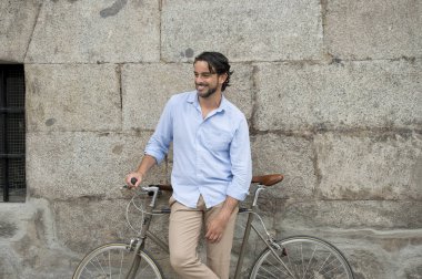 şehirde vintage bisiklet ile mutlu adam