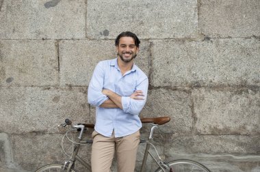 şehirde vintage bisiklet ile mutlu adam