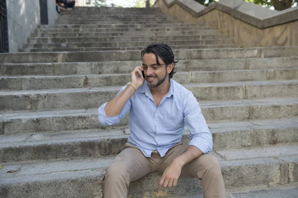 adam telefonda konuşurken şehir merdiven üzerinde