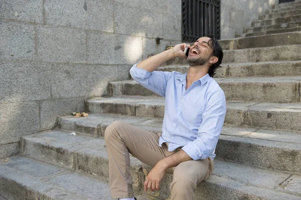 Muž na město schodiště mluví o telefonu — Stock fotografie