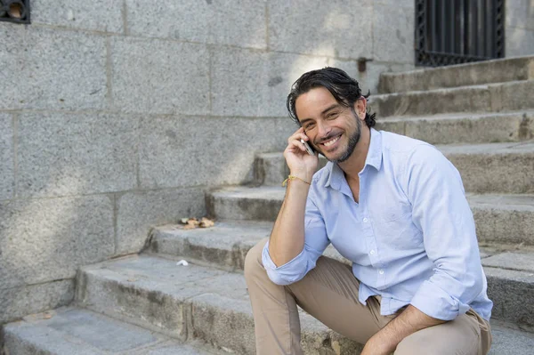 Uomo sulle scale della città che parla al telefono — Foto Stock