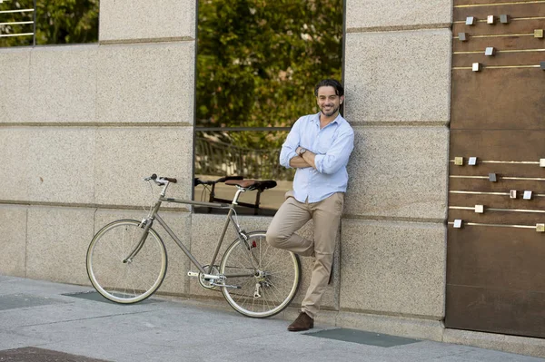 şehirde vintage bisiklet ile mutlu adam