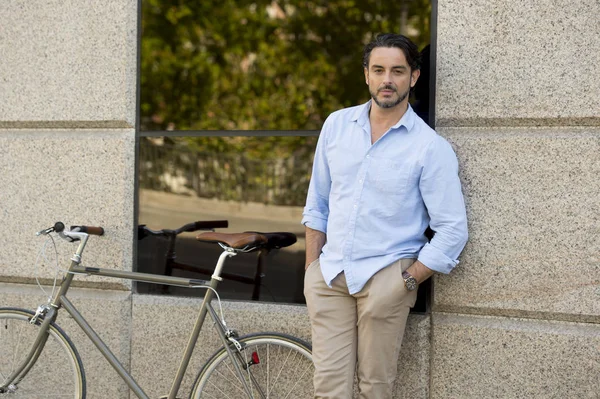 şehirde vintage bisiklet ile mutlu adam