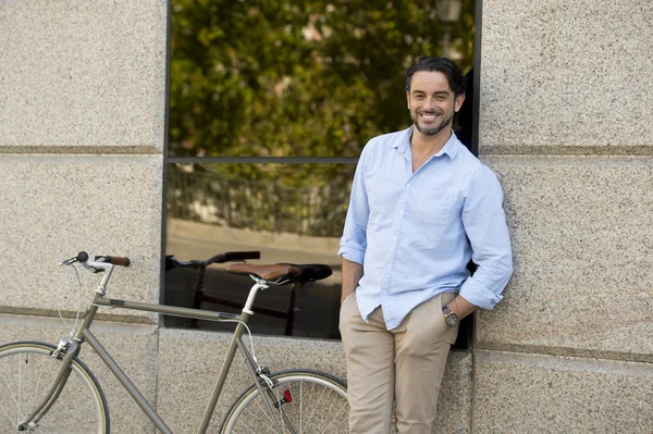 şehirde vintage bisiklet ile mutlu adam