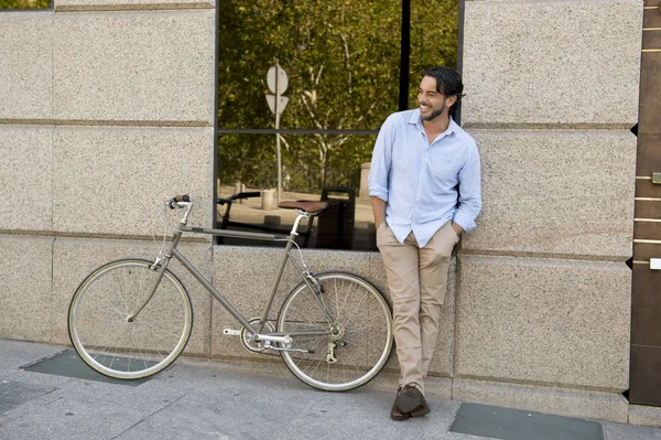 şehirde vintage bisiklet ile mutlu adam