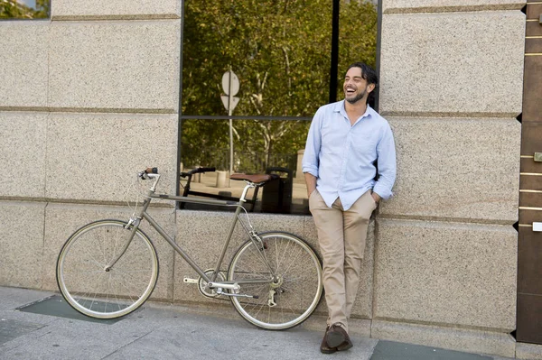 şehirde vintage bisiklet ile mutlu adam