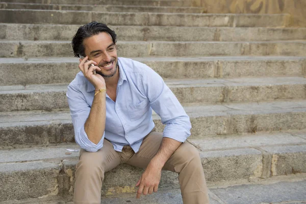 adam telefonda konuşurken şehir merdiven üzerinde