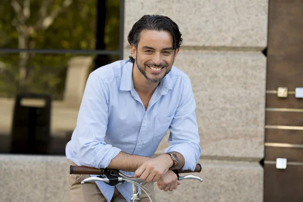 şehirde vintage bisiklet ile mutlu adam