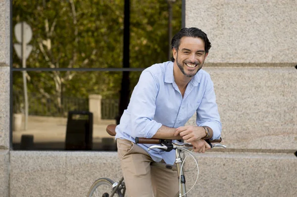 şehirde vintage bisiklet ile mutlu adam