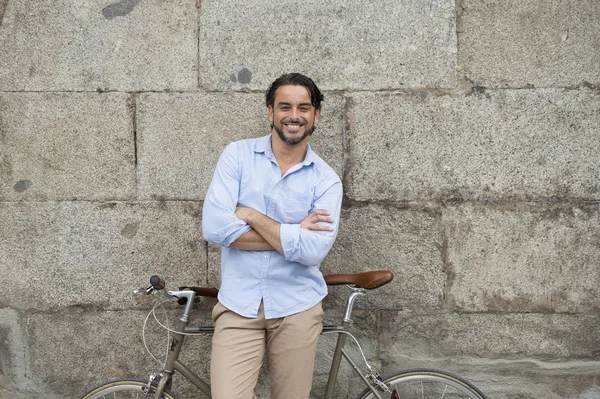 şehirde vintage bisiklet ile mutlu adam