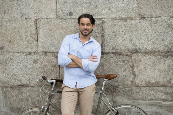 şehirde vintage bisiklet ile mutlu adam