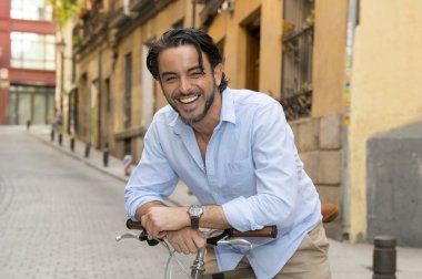 şehirde vintage bisiklet ile mutlu adam