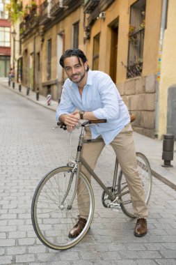 şehirde vintage bisiklet ile mutlu adam
