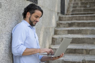 Adam şehir merdiven laptop ile çalışma