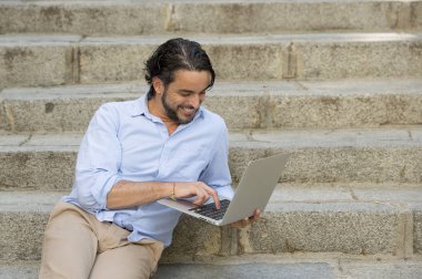 Adam şehir merdiven laptop ile çalışma