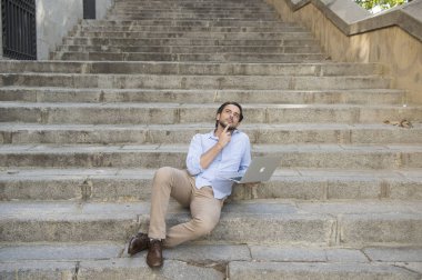 Adam şehir merdiven laptop ile çalışma