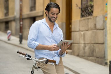 adamla vintage Bisiklet tablet kullanma