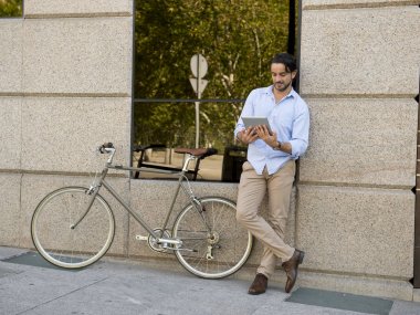 adamla vintage Bisiklet tablet kullanma