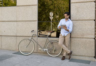 adamla vintage Bisiklet tablet kullanma