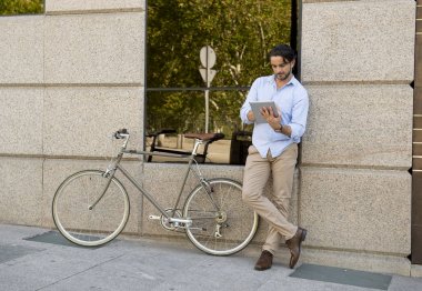 adamla vintage Bisiklet tablet kullanma