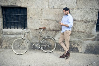 adamla vintage Bisiklet tablet kullanma