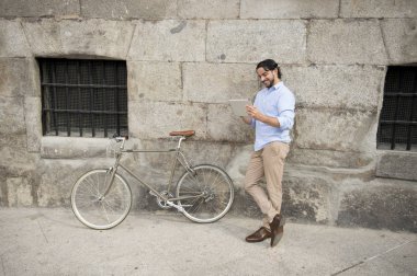 adamla vintage Bisiklet tablet kullanma