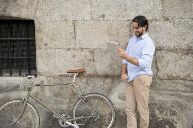 adamla vintage Bisiklet tablet kullanma
