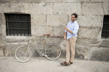 adamla vintage Bisiklet tablet kullanma