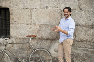 adamla vintage Bisiklet tablet kullanma