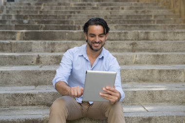 Adam şehir merdiven üzerinde tablet kullanma