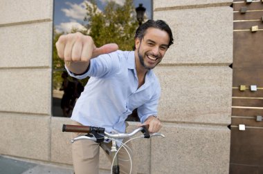 vintage Bisiklet başparmak gösterilmesini adamla