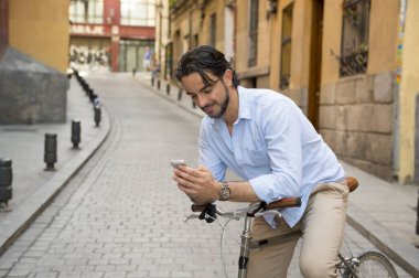 vintage bisiklet üzerinde telefonu kullanan adam