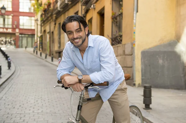 şehirde vintage bisiklet ile mutlu adam