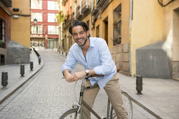 şehirde vintage bisiklet ile mutlu adam