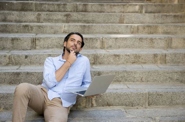 Mannen på staden trappa arbetar med laptop — Stockfoto