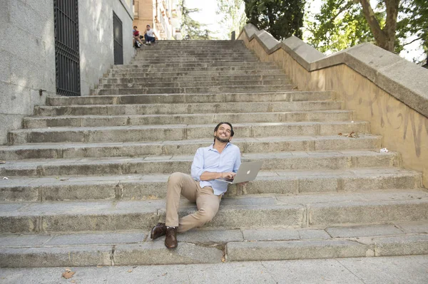 Man on city staircase working with laptop — Stock Photo, Image