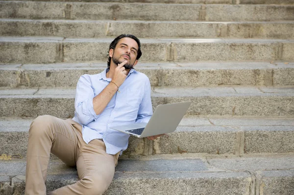 Mannen på staden trappa arbetar med laptop — Stockfoto