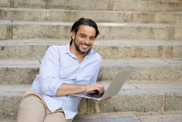 Człowiek na schody miasta pracę z laptopem — Zdjęcie stockowe