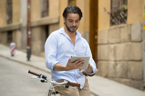 Hombre con bicicleta vintage usando tableta — Foto de Stock