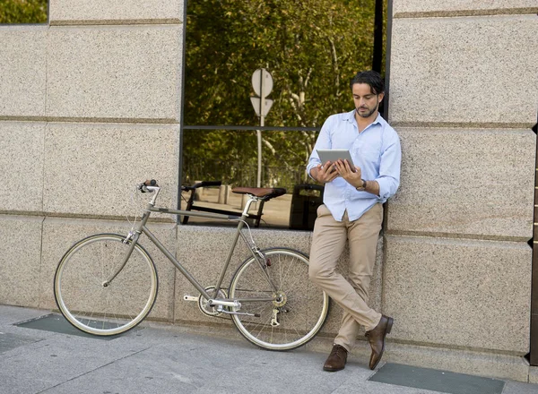 adamla vintage Bisiklet tablet kullanma