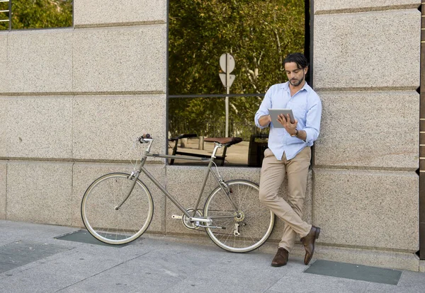 adamla vintage Bisiklet tablet kullanma