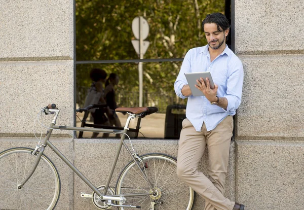 Hombre con bicicleta vintage usando tableta — Foto de Stock