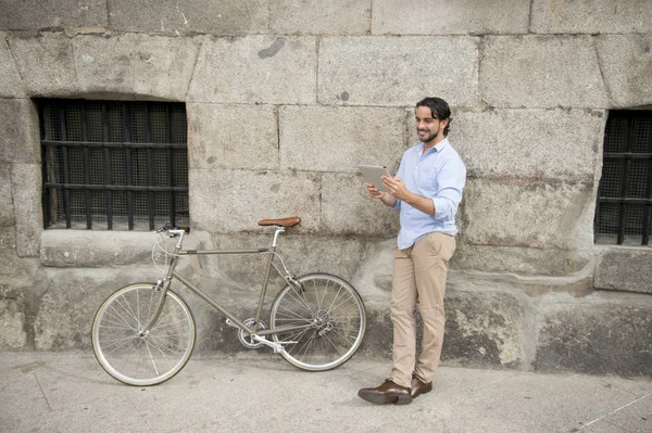 adamla vintage Bisiklet tablet kullanma