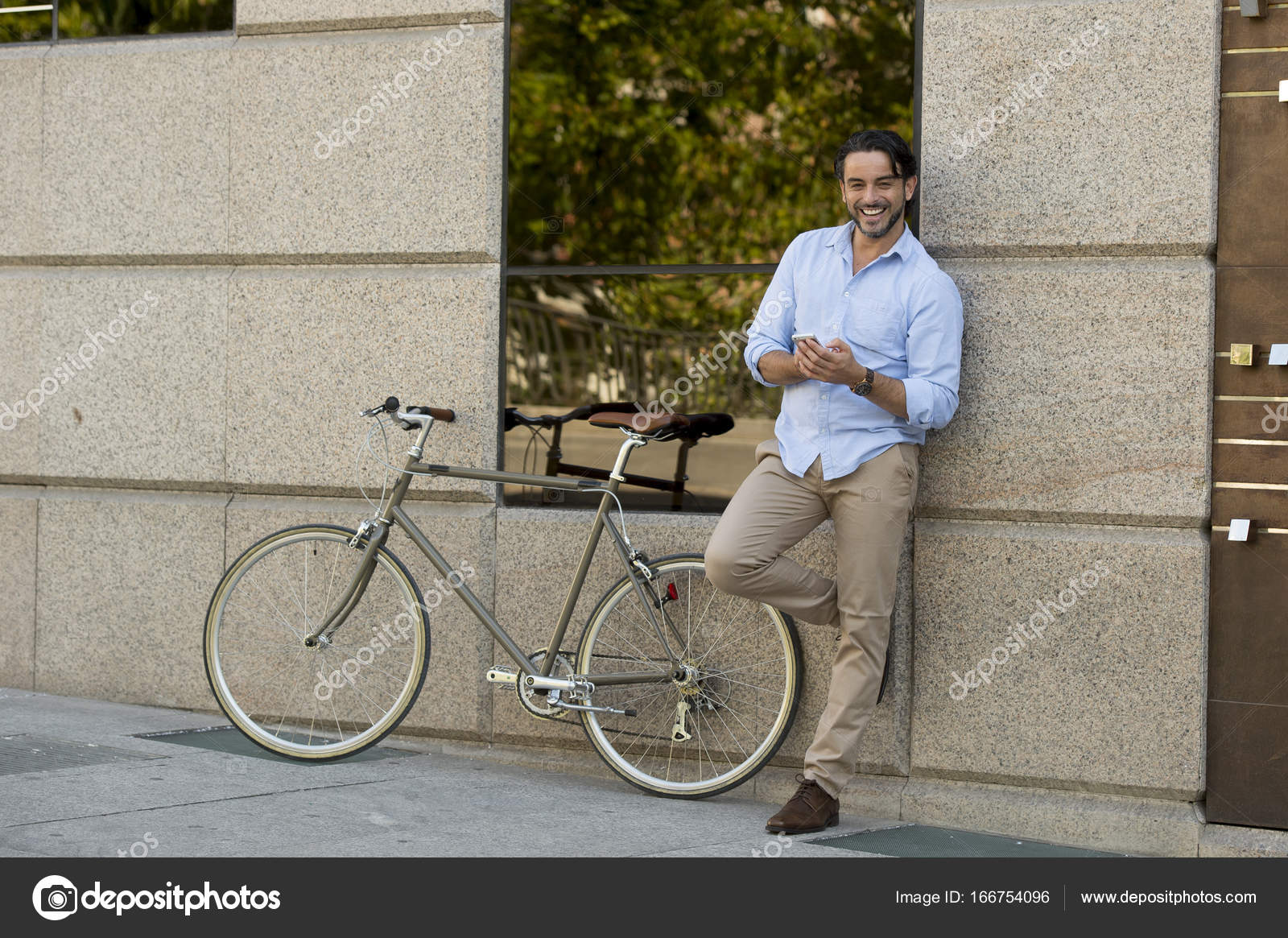 Hombre usando el teléfono en bicicleta vintage: fotografía de stock © #166754096 | Depositphotos