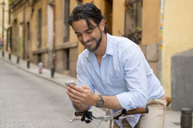 vintage bisiklet üzerinde telefonu kullanan adam