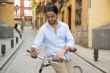 vintage bisiklet üzerinde telefonu kullanan adam