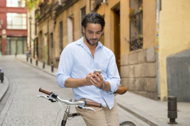 vintage bisiklet üzerinde telefonu kullanan adam