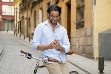 vintage bisiklet üzerinde telefonu kullanan adam