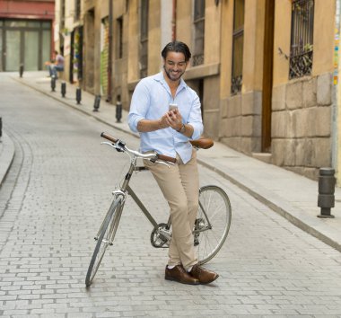 vintage bisiklet üzerinde telefonu kullanan adam